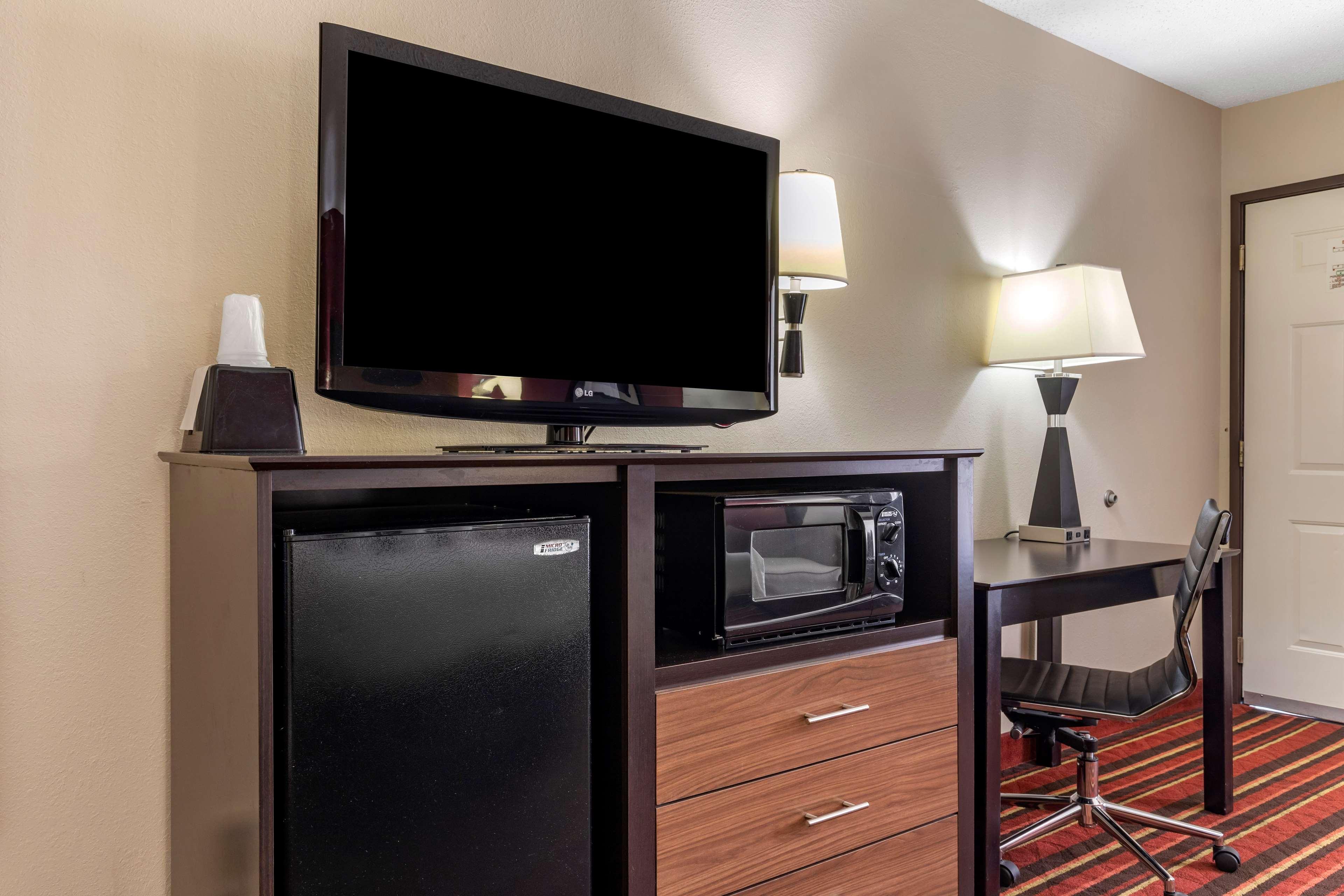 Best Western Lindale Inn Екстериор снимка