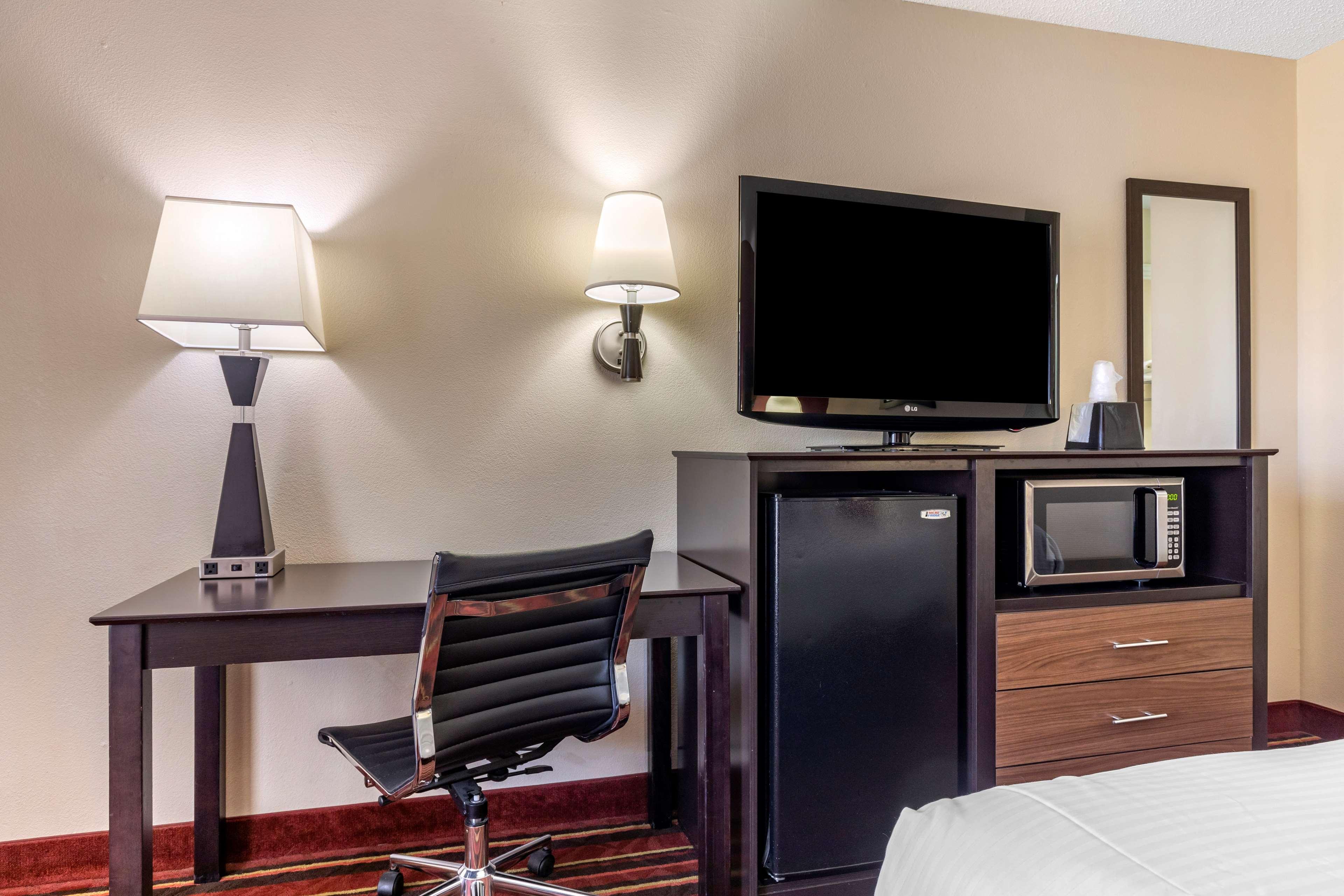 Best Western Lindale Inn Екстериор снимка