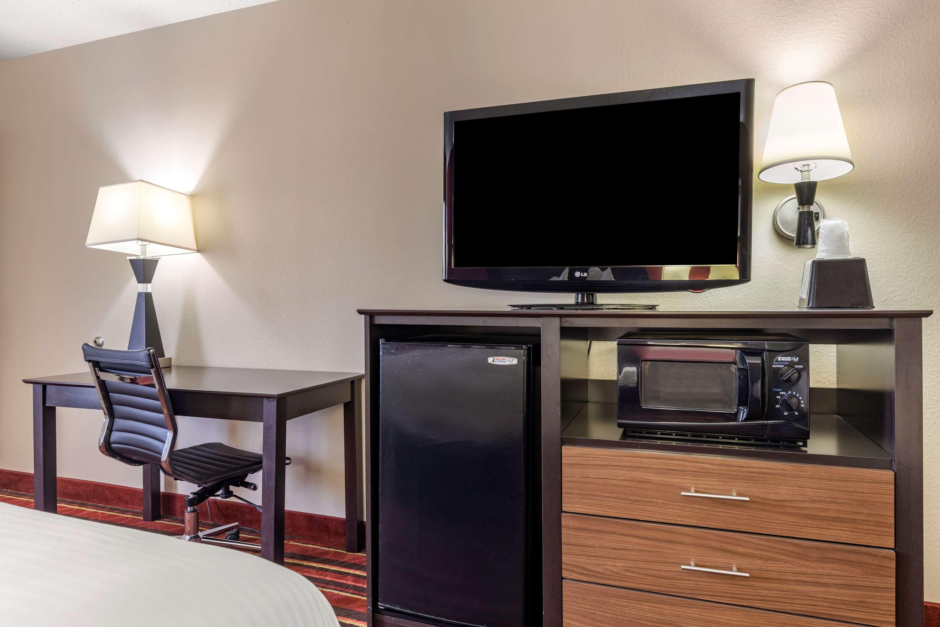Best Western Lindale Inn Екстериор снимка