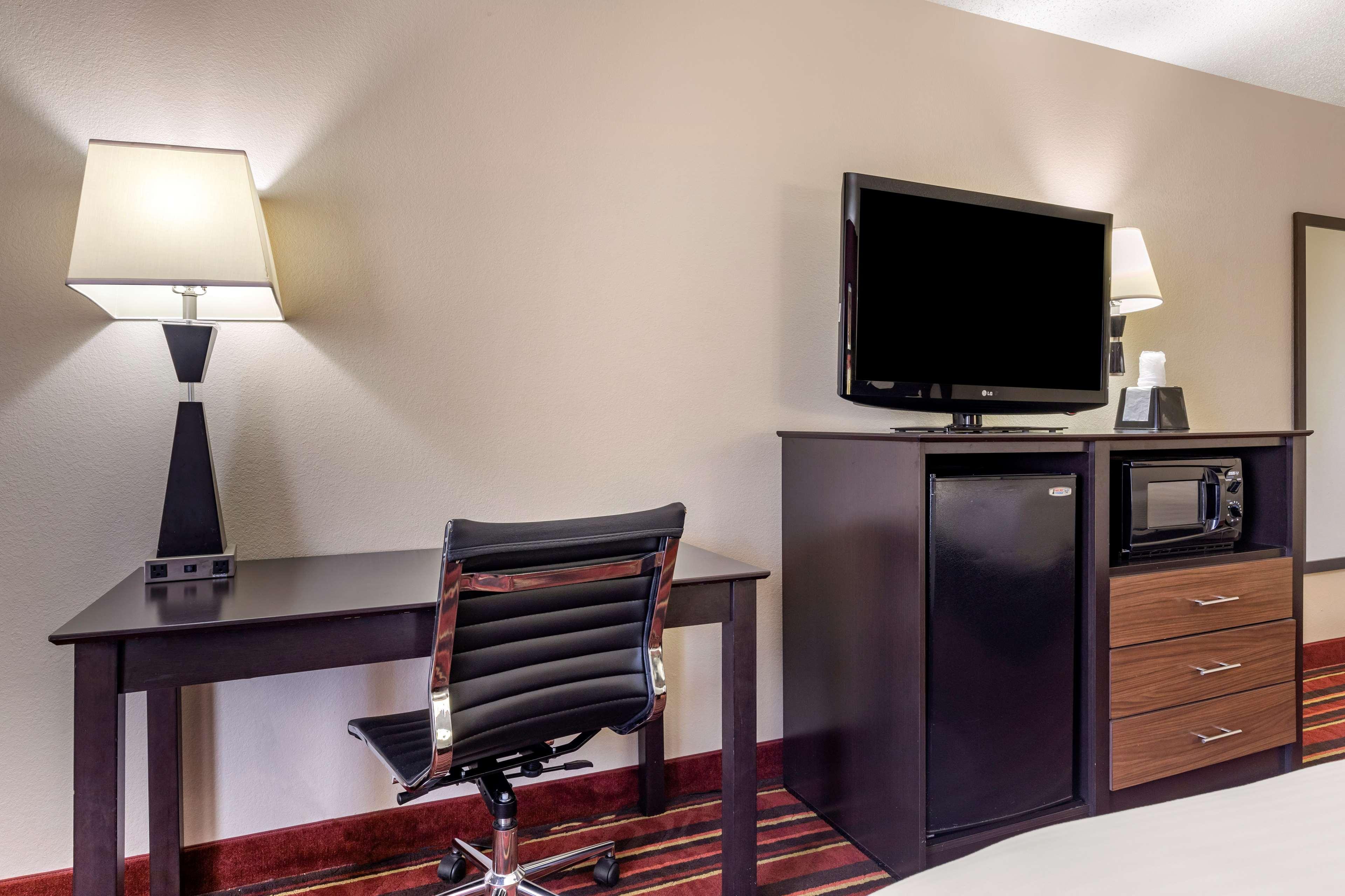 Best Western Lindale Inn Екстериор снимка