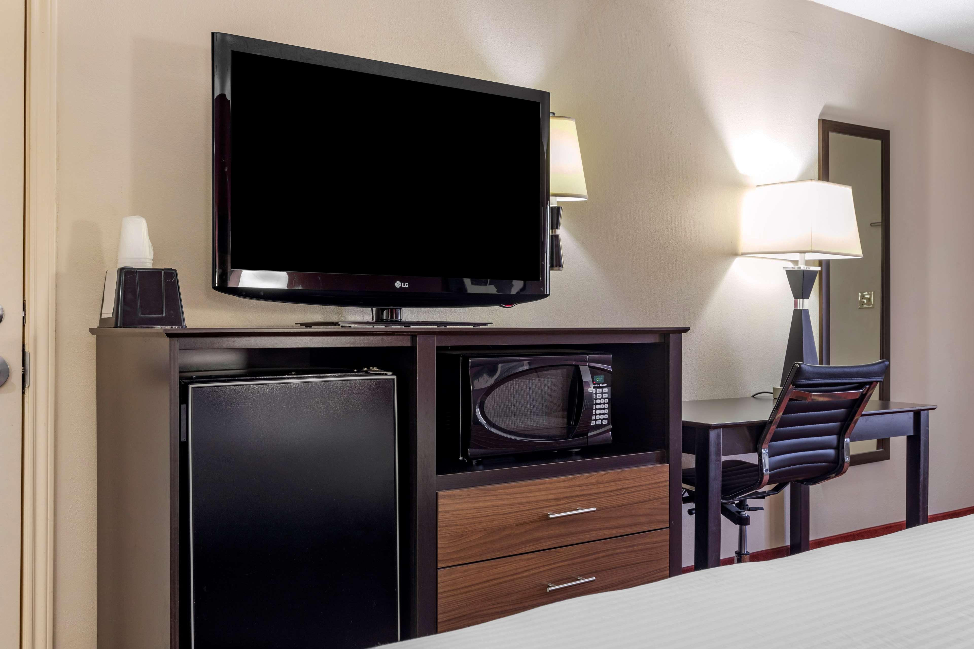Best Western Lindale Inn Екстериор снимка