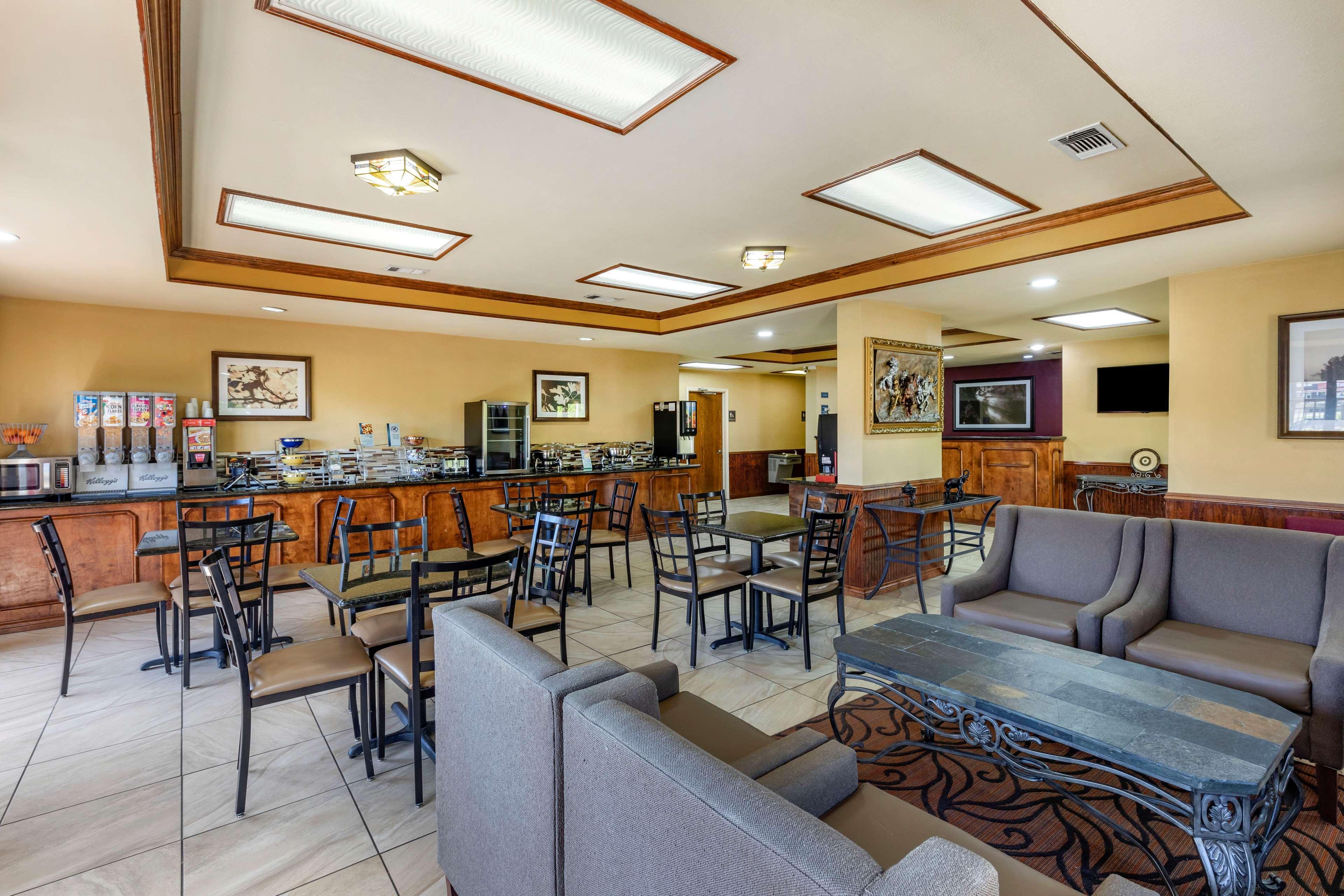 Best Western Lindale Inn Екстериор снимка