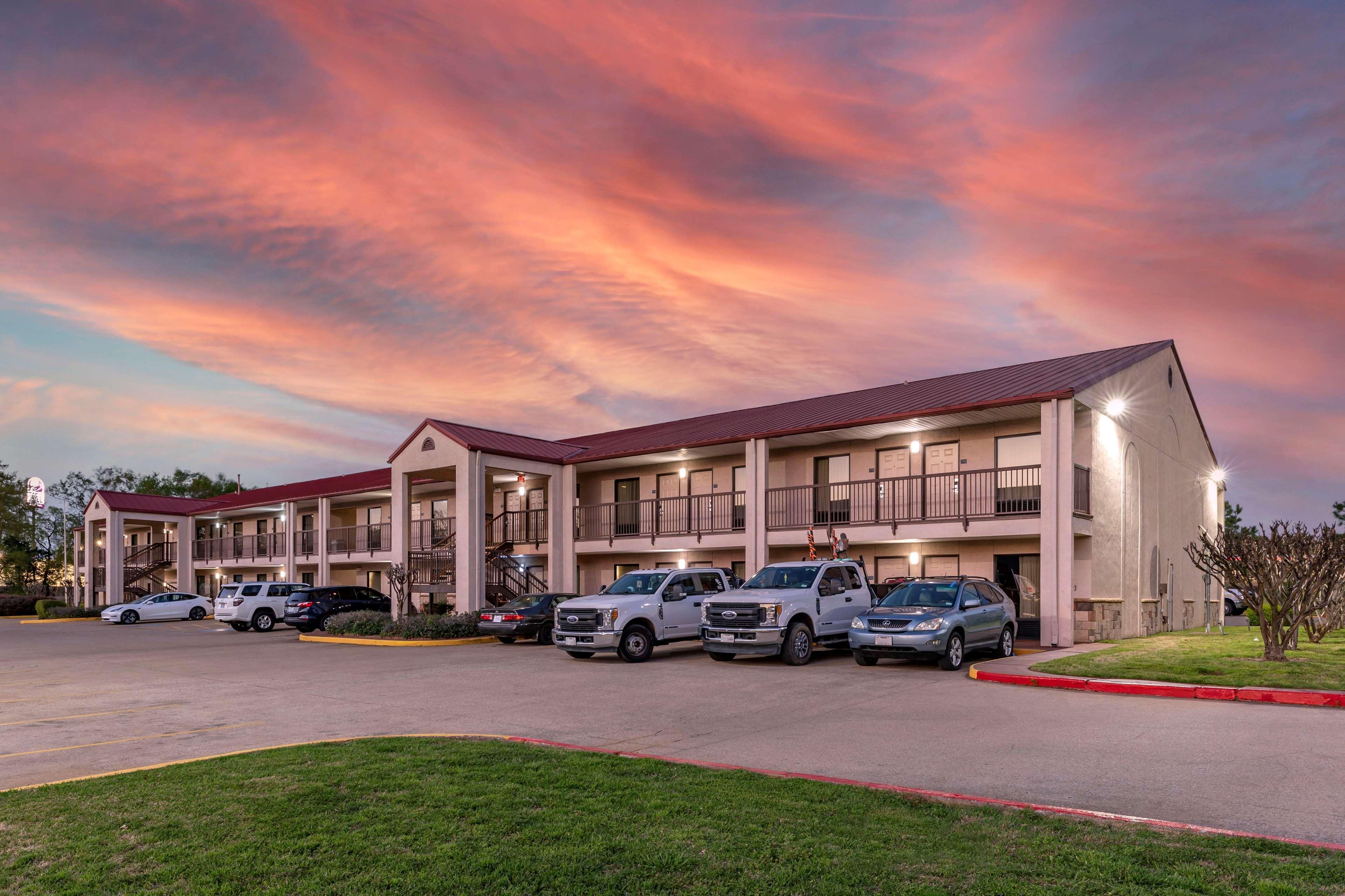 Best Western Lindale Inn Екстериор снимка
