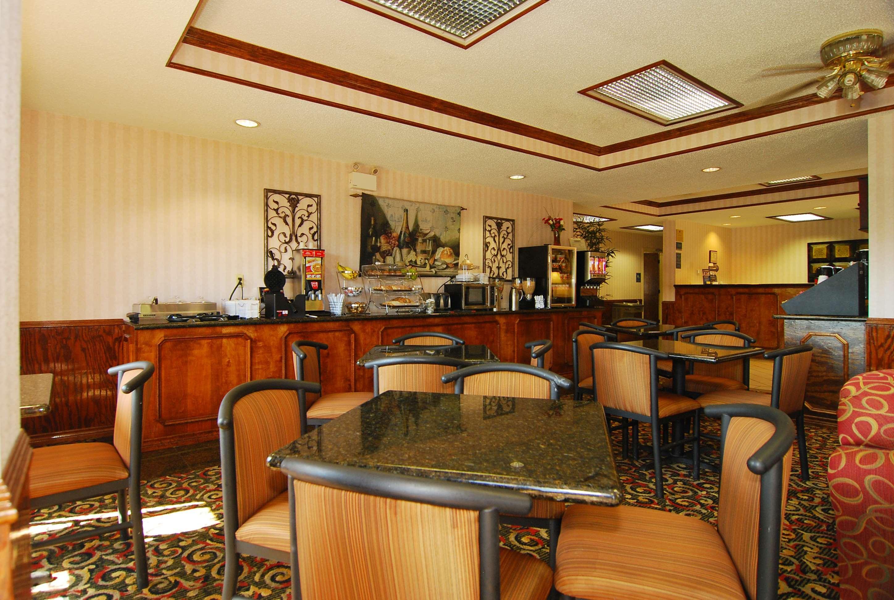 Best Western Lindale Inn Екстериор снимка