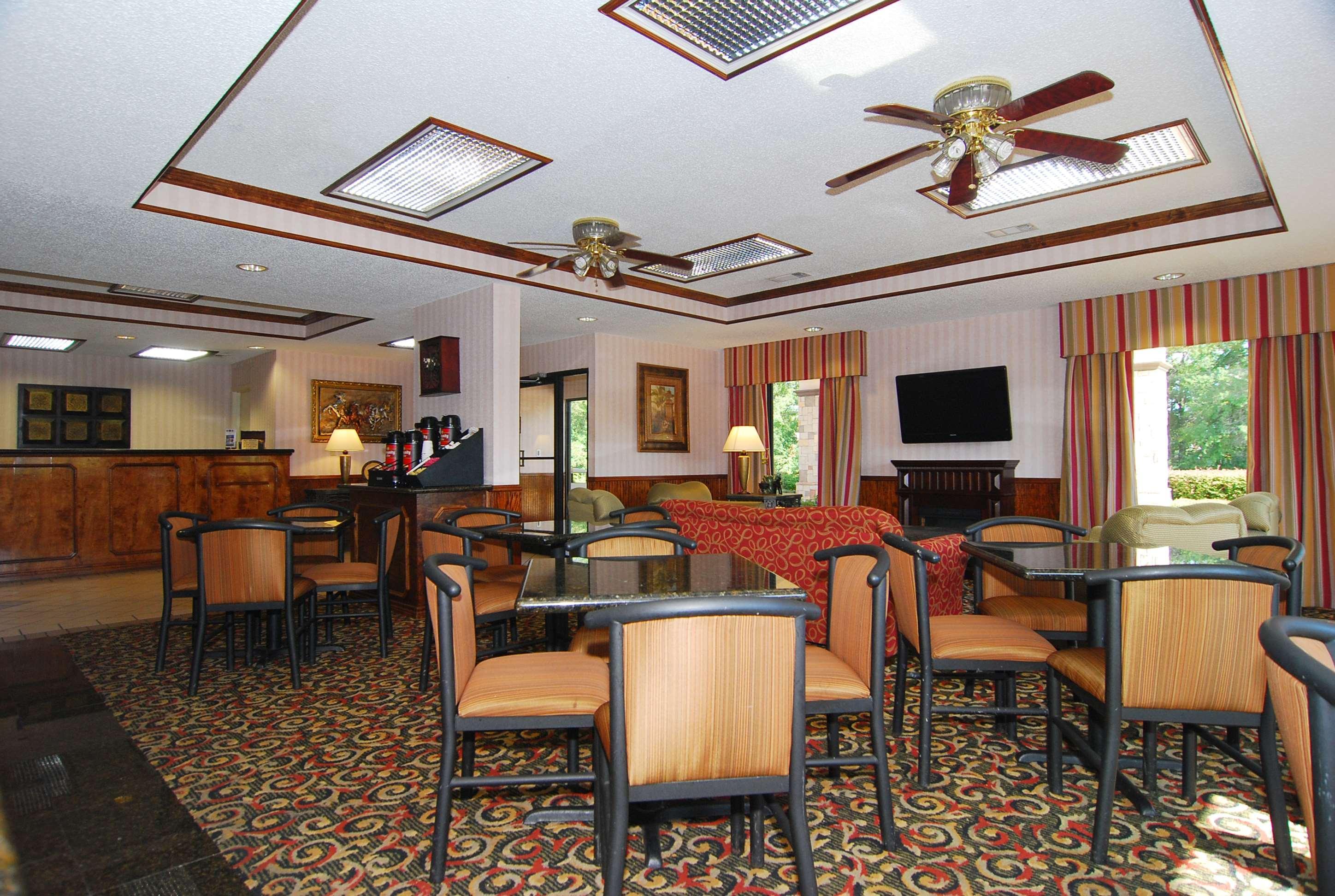 Best Western Lindale Inn Екстериор снимка